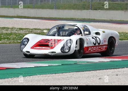 Scarperia, 2. April 2023: Porsche 910 des Jahres 1967 in Aktion während der Mugello Classic 2023 auf dem Mugello Circuit in Italien. Stockfoto