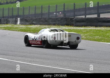 Scarperia, 2. April 2023: Porsche 910 des Jahres 1967 in Aktion während der Mugello Classic 2023 auf dem Mugello Circuit in Italien. Stockfoto