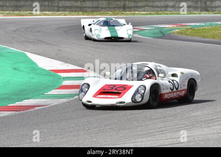 Scarperia, 2. April 2023: Porsche 910 des Jahres 1967 in Aktion während der Mugello Classic 2023 auf dem Mugello Circuit in Italien. Stockfoto