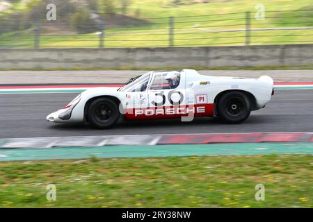 Scarperia, 2. April 2023: Porsche 910 des Jahres 1967 in Aktion während der Mugello Classic 2023 auf dem Mugello Circuit in Italien. Stockfoto