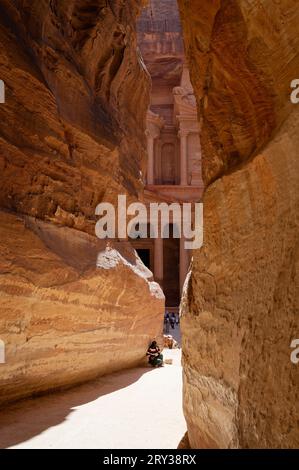 Lokales Versteck vor der Sonne in der Canyon-Straße in Richtung der Schatzkammer von Petra. Jordans einzigartige Menschen und Ansichten. Stockfoto