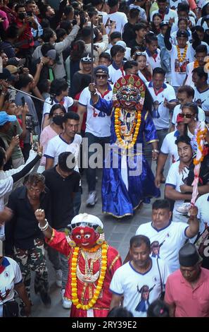Kathmandu, Bagmati, Nepal. September 2023 28. Maskierte Tänzerinnen nehmen am 28. September 2023 am Indrajatra-Festival in Kathmandu, Nepal, Teil. Nepali feiert das Indra-Jatra-Festival, um „Indra“ zu verehren, den Gott des Regens nach dem hinduistischen Mythos, und um das Ende der Monsunzeit zu markieren. (Bild: © Sunil Sharma/ZUMA Press Wire) NUR REDAKTIONELLE VERWENDUNG! Nicht für kommerzielle ZWECKE! Stockfoto