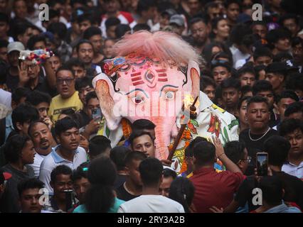 Kathmandu, Bagmati, Nepal. September 2023 28. Ein Elefantenmaskendarsteller Pulukisi tritt während des Indrajatra-Festivals in Kathmandu, Nepal, am 28. September 2023 auf. Nepali feiert das Indra-Jatra-Festival, um „Indra“ zu verehren, den Gott des Regens nach dem hinduistischen Mythos, und um das Ende der Monsunzeit zu markieren. (Bild: © Sunil Sharma/ZUMA Press Wire) NUR REDAKTIONELLE VERWENDUNG! Nicht für kommerzielle ZWECKE! Stockfoto
