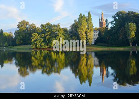 Blick auf die Kirche von Woerlitz, den Palast im Garten, schöne Reflexionen im Wasser Stockfoto