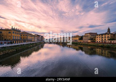 Ein extrem breites Foto, das kurz nach Sonnenaufgang am Arno River aufgenommen wurde. Stockfoto