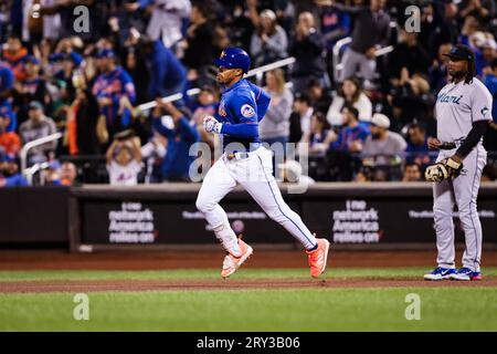 27. September 2023; New York City, New York Mets Short Stop Fransisco Lindor (12) trifft seine zweite Homerun des Spiels gegen die Miami Marlins im Citi Field. (Ariel Fox/Bild des Sports) Stockfoto