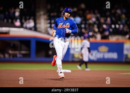 27. September 2023; New York City, New York Mets Short Stop Fransisco Lindor (12) trifft seine zweite Homerun des Spiels gegen die Miami Marlins im Citi Field. (Ariel Fox/Bild des Sports) Stockfoto