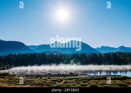Sonnenaufgangslicht und Morgennebel; Molas Lake Park & Campground; Silverton; Colorado; USA Stockfoto