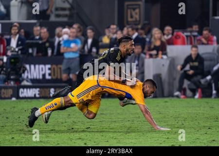 Tigres UANL Mittelfeldspieler Rafael Carioca (5) erhält eine rote Karte für einen Elfmeter gegen den LAFC-Stürmer Denis Bouanga (99) während des Campeones Cup 2023 fina Stockfoto