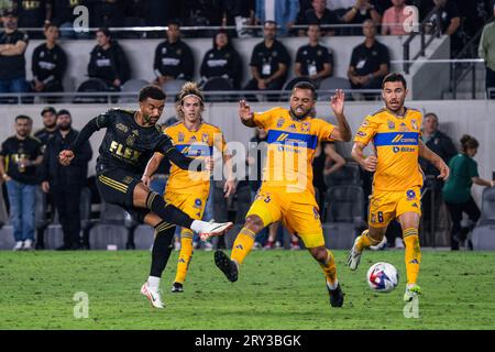 LAFC-Mittelfeldspieler Timothy Tillman (11) trifft den Tigres UANL-Mittelfeldspieler Rafael Carioca (5) im Finale des Campeones Cup 2023, Mittwoch, SE Stockfoto