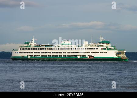 Edmonds, WA, USA - 26. September 2023; Washington State Ferry MV Spokane mit Auto- und Personenverkehr auf ppen Water Stockfoto