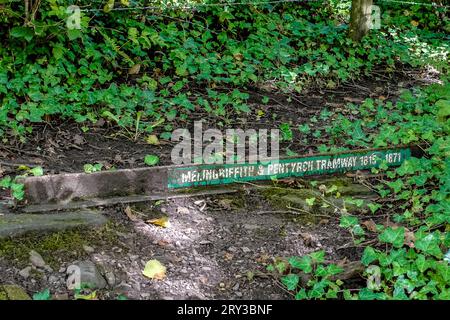 Historische Überreste der Melingriffith and Pentyrch Railway am Fluss Taff in Cardiff, Wales. Konzept. Industrielle Revolution. Zinnproduktion. Stockfoto