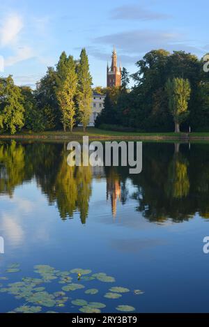 Kulturerbe des Woerlitz Parks, Blick auf die Kirche und den Palast Stockfoto