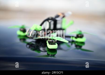 Renndrohne. FPV High-Speed-Renndrohne. Hobbykonzept Stockfoto