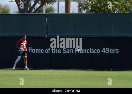 September 2023; Santa Clara, Kalifornien, USA; San Francisco 49ers Running Back Elijah Mitchell (25) wärmt sich vor dem Training im SAP Performance Center neben Levi’s Stadium auf. (Stan Szeto/Image of Sport) Stockfoto