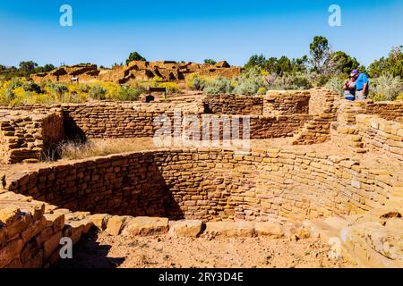 Touristen besuchen ein Kiva; runden Zeremonialraum; das Pipe Shrine House; Far View Site; Mesa Verde National Park; Colorado; USA Stockfoto