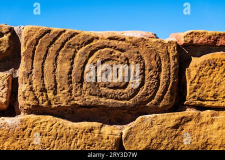 Detail der antiken Grafik in lehmziegel gemeißelt; Pipe Shrine House; Far View Site; Mesa Verde National Park; Colorado; USA Stockfoto