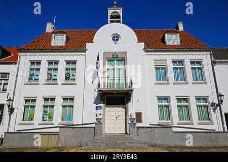 Thorn (Wijngaard 8), Niederlande - 9. September. 2023: Altes holländisches Gebäude mit weißer Fassade und rotem Dach Stockfoto