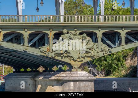 Paris, Frankreich - 08 14 2021: Quais der seine. Sehen Sie Details der Säule der Bir Hakeim-Brücke mit Skulptur und U-Bahn-Säule aus der Luft Stockfoto