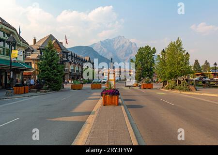 Banff Avenue bei Sonnenuntergang im Sommer, Banff City, Banff National Park, Alberta, Kanada. Stockfoto