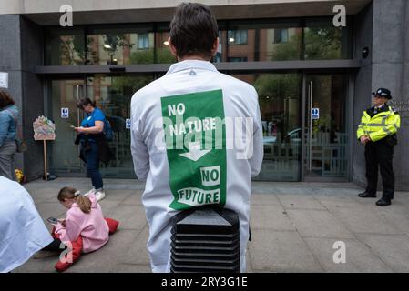 London, Großbritannien. 28. September 2023. Eine Koalition von Umweltgruppen im Ministerium für Umwelt, Ernährung und ländliche Angelegenheiten ruft die Regierung auf, Maßnahmen zu ergreifen, um das zu stoppen, was Wissenschaftler als eine "eskalierende Krise der biologischen Vielfalt" im Vereinigten Königreich beschrieben haben. Er folgt auf die Veröffentlichung des Berichts "State of Nature", in dem das Vereinigte Königreich als eines der am stärksten von der Natur erschöpften Länder der Erde bewertet wurde, was vor allem auf landwirtschaftliche Praktiken und den Klimawandel zurückzuführen ist. Quelle: Ron Fassbender/Alamy Live News Stockfoto