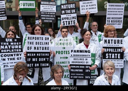 London, Großbritannien. 28. September 2023. Wissenschaftler schließen sich einer Koalition von Umweltgruppen an, die sich im Ministerium für Umwelt, Ernährung und ländliche Angelegenheiten zusammenfinden und die Regierung auffordern, Maßnahmen zu ergreifen, um die als "eskalierende Krise der biologischen Vielfalt" in Großbritannien beschriebene Krise zu stoppen. Er folgt auf die Veröffentlichung des Berichts "State of Nature", in dem das Vereinigte Königreich als eines der am stärksten von der Natur erschöpften Länder der Erde bewertet wurde, was vor allem auf landwirtschaftliche Praktiken und den Klimawandel zurückzuführen ist. Quelle: Ron Fassbender/Alamy Live News Stockfoto