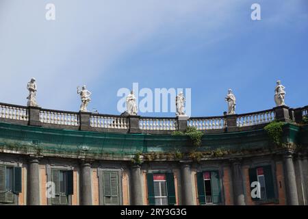 Neapel, Italien, 13. Juni 2023. Weiße Marmorstatuen auf der Oberseite des Gebäudes auf dem Dante-Platz in Neapel Italien Stockfoto