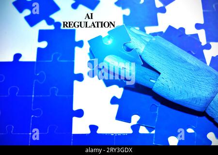 Symbol für die AI-Regelung. Konzept Wörter KI künstliche Intelligenz Regulierung Roboter Hand auf schönen Puzzle Puzzle Puzzle. Künstliche Intelligenz für Unternehmen r Stockfoto