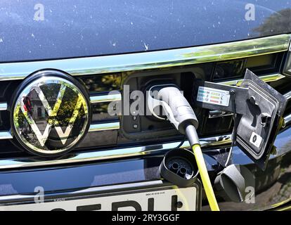 Laden eines Elektroautos, vor dem VW-Auto angeschlossen Stockfoto