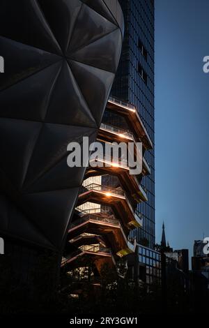 HUDSON YARDS, MANHATTAN, NEW YORK, USA - 19. SEPTEMBER 2023. Vertorama-Landschaft der komplexen Architektur des Schiffes auf Hudson Yards in New Yo Stockfoto