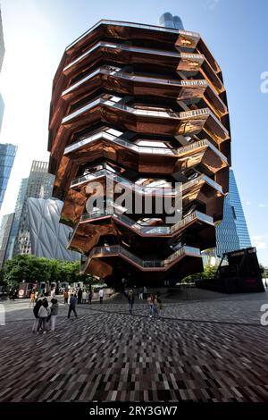 HUDSON YARDS, MANHATTAN, NEW YORK, USA - 19. SEPTEMBER 2023. Vertorama-Landschaft der komplexen Architektur des Schiffes auf Hudson Yards in New Yo Stockfoto