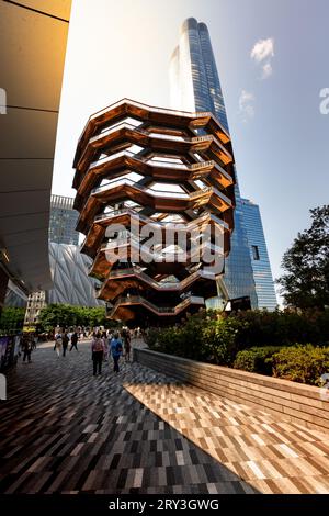 HUDSON YARDS, MANHATTAN, NEW YORK, USA - 19. SEPTEMBER 2023. Vertorama-Landschaft der komplexen Architektur des Schiffes auf Hudson Yards in New Yo Stockfoto