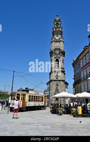 Historische traditionelle Straßenbahn vor dem historischen barocken Glockenturm Torre dos Clérigos, Porto, Portugal Stockfoto