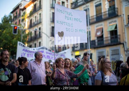 Madrid, Madrid, Spanien. September 2023 28. Dutzende Frauen mit Spruchbändern singen Parolen während einer Demonstration im Zentrum von Madrid, um an den Internationalen Tag der sicheren Abtreibung zu erinnern. (Bild: © Luis Soto/ZUMA Press Wire) NUR REDAKTIONELLE VERWENDUNG! Nicht für kommerzielle ZWECKE! Stockfoto