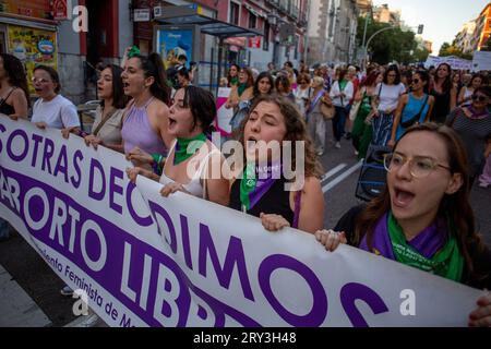 Madrid, Madrid, Spanien. September 2023 28. Dutzende Frauen mit Spruchbändern singen Parolen während einer Demonstration im Zentrum von Madrid, um an den Internationalen Tag der sicheren Abtreibung zu erinnern. (Bild: © Luis Soto/ZUMA Press Wire) NUR REDAKTIONELLE VERWENDUNG! Nicht für kommerzielle ZWECKE! Stockfoto