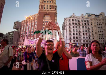 Madrid, Madrid, Spanien. September 2023 28. Dutzende Frauen mit Spruchbändern singen Parolen während einer Demonstration im Zentrum von Madrid, um an den Internationalen Tag der sicheren Abtreibung zu erinnern. (Bild: © Luis Soto/ZUMA Press Wire) NUR REDAKTIONELLE VERWENDUNG! Nicht für kommerzielle ZWECKE! Stockfoto