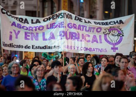 Madrid, Madrid, Spanien. September 2023 28. Dutzende Frauen mit Spruchbändern singen Parolen während einer Demonstration im Zentrum von Madrid, um an den Internationalen Tag der sicheren Abtreibung zu erinnern. (Bild: © Luis Soto/ZUMA Press Wire) NUR REDAKTIONELLE VERWENDUNG! Nicht für kommerzielle ZWECKE! Stockfoto