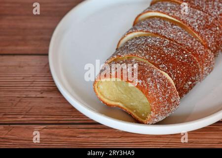 Nahaufnahme von „Kurtoskalacs“, einem Spießkuchen mit Zucker aus Ungarn und Rumänien aus süßen Hefeteig-Streifen Stockfoto