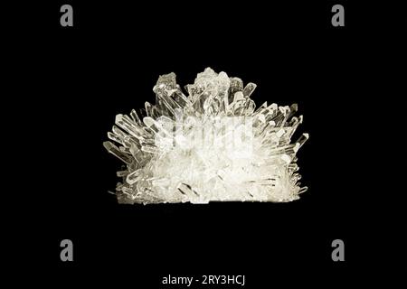 Glänzender, cremeweißer Diamantkristall, hervorgehoben und isoliert auf schwarzem Hintergrund. Geologische und mineralogische Objekte. Wertvolle Formationen Stockfoto