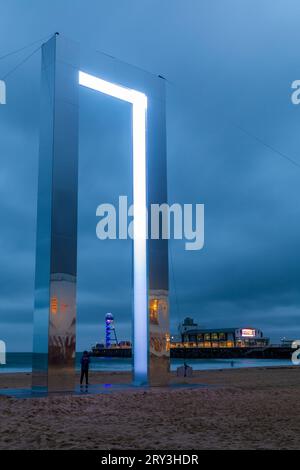Bournemouth, Dorset, Großbritannien. 28. September 2023. Portal von Lucid Creations erscheint am Strand von Bournemouth als Teil des Arts by the Sea Festivals. Der 15 Meter hohe, beleuchtete Bogengang ist mit sich verschiebenden Lichtern gesäumt, die eine faszinierende und ätherische Ausstellung schaffen, in der Besucher durch den Bogengang gehen können, der von Lichtern gesäumt ist, die leuchten und Displays schaffen. Quelle: Carolyn Jenkins/Alamy Live News Stockfoto