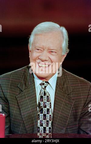 Der ehemalige US-Präsident Jimmy Carter spricht über den Gipfel über Amerikas zukünftige Freiwilligentätigkeit während der Fernsehsendung Meet the Press von NBC live aus dem Arch Street Meeting House, 27. April 1997 in Philadelphia, Pennsylvania. Stockfoto