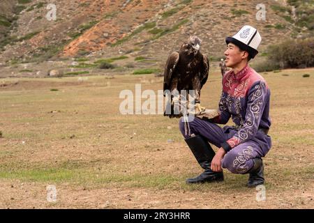 Jäger mit seinem Golgen Adler in Kirgisistan. Stockfoto