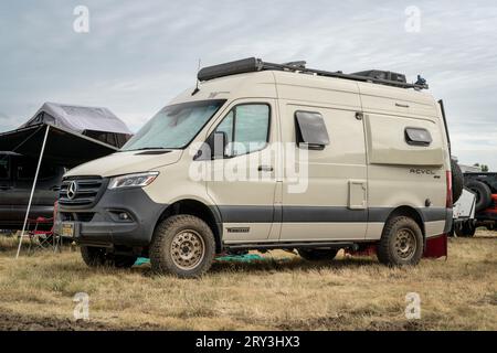 Loveland, CO, USA - 26. August 2023: Winnebago Revel Camper van in a busy campground. Stockfoto