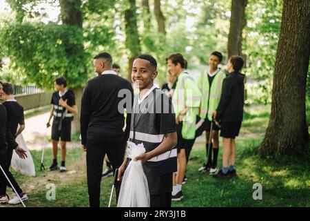 Porträt eines lächelnden Jungen mit Plastiktüte Stockfoto