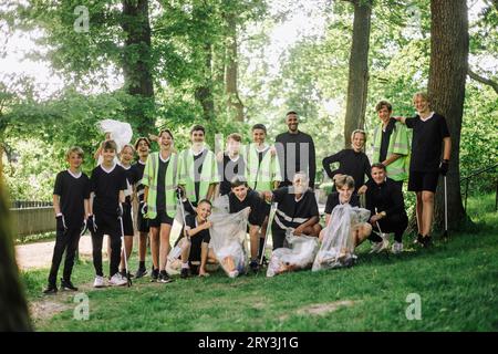 Porträt glücklicher Jungs und Männer mit Müllsäcken Stockfoto