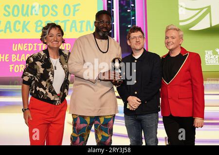 Gastgeber sind Stephen Bailey (rechts) und Zoe Lyon mit den Gewinnern des Best History Podcast with Sounds of Black Britain bei den British Podcast Awards in Outernet London. Bilddatum: Donnerstag, 28. September 2023. Stockfoto