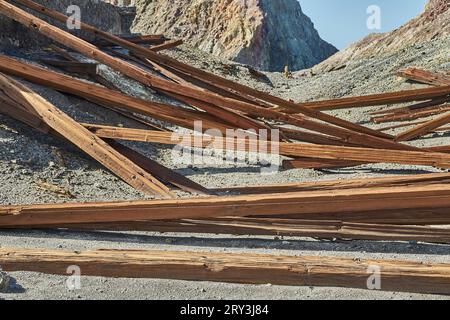 Alte eingestürzte Ruinen Holzbalken Stockfoto