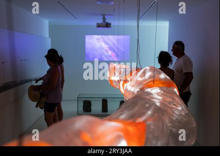 Im Inneren der Lavaröhre im Museum La Casa de los Volcanes (Vulkanhaus). Jameos del Agua, eine Reihe von Lavahöhlen und eine Kunst, Kultur und Stockfoto