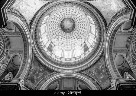 Dekorative und bemalte Decke des Pantheon in Paris, Frankreich. Schwarzweißfotografie. Stockfoto