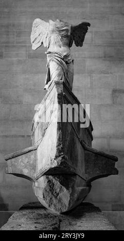 Der geflügelte Sieg von Samothrake oder der Nike von Samothrake. Ausgestellt im Louvre Museum in Paris, an der Spitze der Haupttreppe, seit 1884. Schwarzweißfotografie. Stockfoto